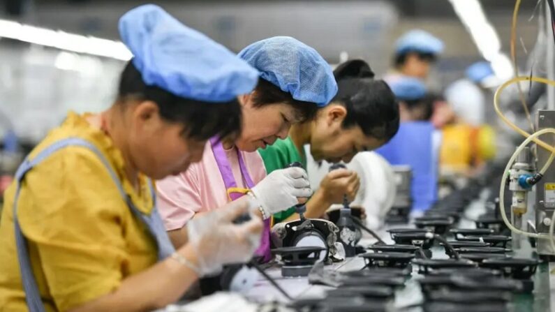 2023년 6월 30일, 중국 안후이성 푸양의 한 공장 직원들이 스피커 조립 라인에서 작업하고 있다. | Photo by STR/AFP via Getty Images