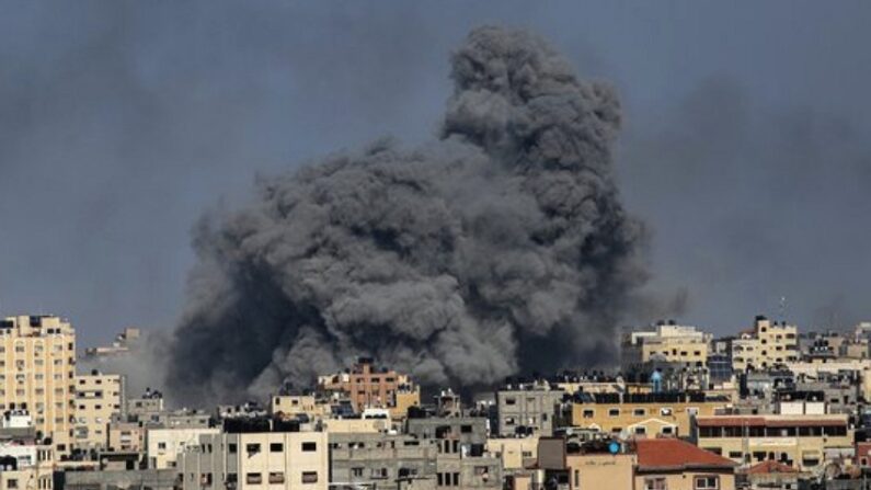 2023년 10월 12일, 가자지구에 대한 이스라엘의 보복 공습으로 연기가 피어오르고 있다. | 연합뉴스