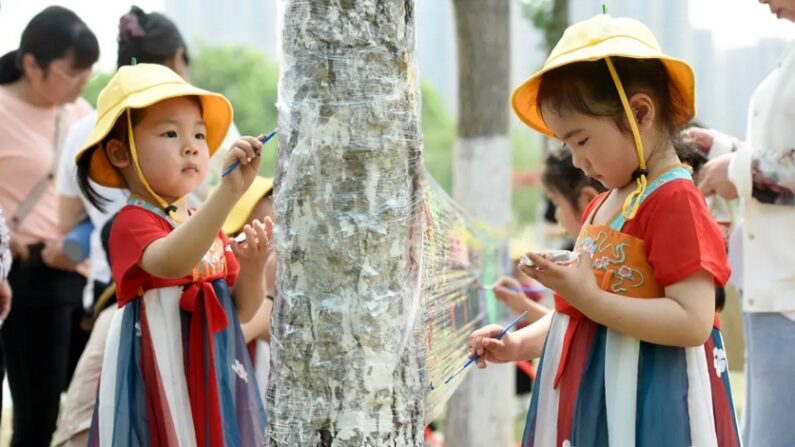 2022년 6월 1일, 중국 장쑤성 하이안에서 열린 국제 어린이날 행사에서 어린이들이 그림을 그리고 있다. | STR/AFP via Getty Images