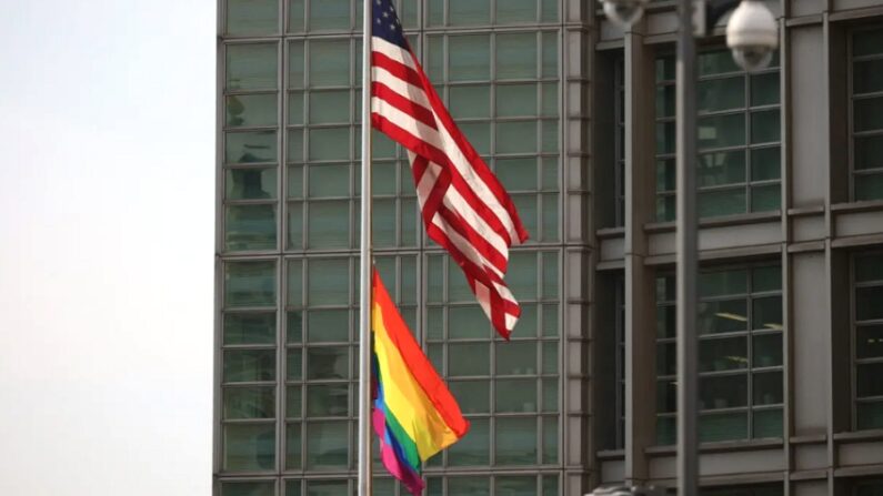 2021년 6월 25일, 모스크바 주재 미국 대사관 입구에 성조기와 성소수자의 상징인 무지개 깃발이 함께 걸려 있다. | Dimitar Dilkoff/AFP via Getty Images