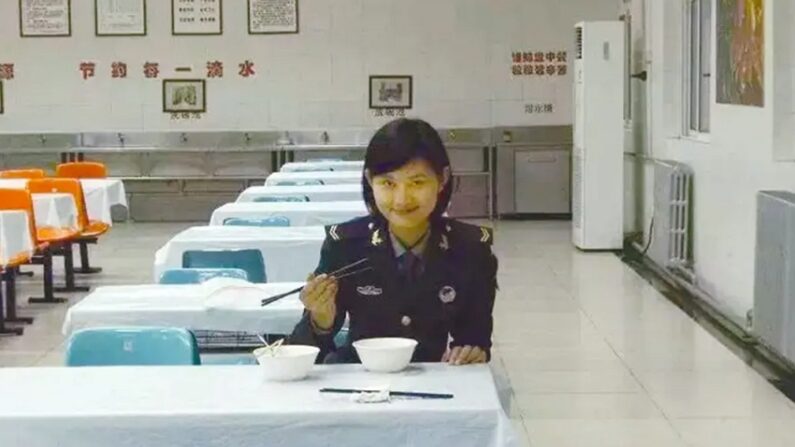 군 복무 당시 부대 식당에서 식사를 하고 있는 바이 류수의 모습 | Courtesy of Bai Liusu