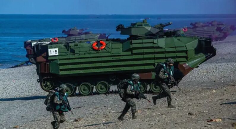 2022년 7월 28일, 대만 핑둥 지역에서 대만군이 중국 인민해방군의 침공 상황을 가정한 군사 훈련을 벌이고 있다. | Annabelle Chih/Getty Images