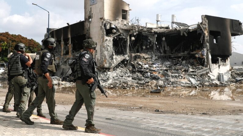 2023년 10월 8일, 이스라엘 군인들이 하마스 공격으로 파괴된 경찰서를 바라보고 있다. | 연합뉴스