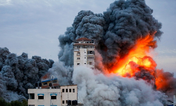 10월 13일 이스라엘의 공습으로 가자시의 건물 위로 불과 연기가 피어오르고 있다. | AFP/연합뉴스