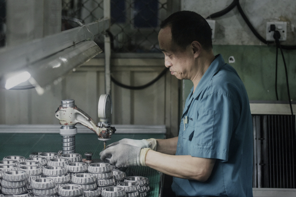 중국 저장성 항저우의 부품 공장에서 일하는 노동자. | AFP/연합뉴스