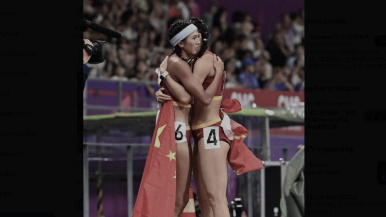 제19회 아시안 게임이 진행 중인 가운데 지난 1일 치러진 육상 여자 100m 허들 결승 후 중국대표 우옌니 선수(오른쪽)가 같은 팀 동료 린위웨이와 포옹하며 기뻐하고 있다. 두 선수의 허리께에 6, 4라는 숫자가 뚜렷하게 보인다. | 방송화면 캡처