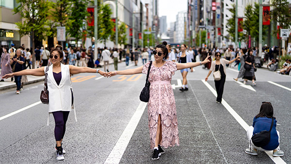 지난 1일, 중국 국경절 연휴를 맞아 일본 도쿄를 찾은 중국인 관광객들. | Tomohiro Ohsumi/Getty Images.