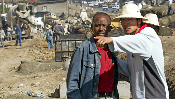 아프리카 에티오피아에서 도로 건설을 감독하고 있는 중국인의 모습. (기사 내용과 무관한 사진.) | SIMON MAINA/AFP via Getty Images=연합.