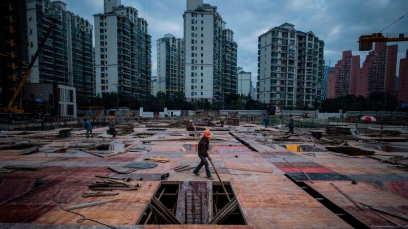 상하이의 한 주거용 고층 빌딩 건설 현장에서 한 남성이 일하고 있다. 2016.11.29 | JOHANNES EISELE/AFP via Getty Images/연합뉴스
