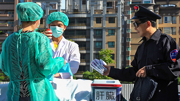 2014년 7월 20일 타이베이에서 열린 파룽궁 박해 집회에서 파룽궁 수련자들이 중국 당국의 강제 장기적출 범죄를 폭로하는 퍼포먼스를 하고 있다. | Mandy Cheng/AFP via Getty Images=연합