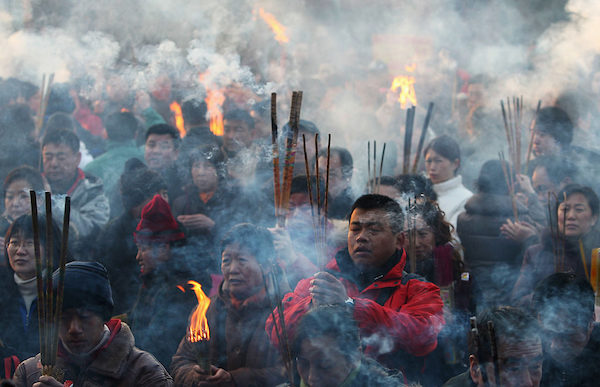 중국인들이 사원에서 항을 올리고 있다. | Guang Niu/Getty Images