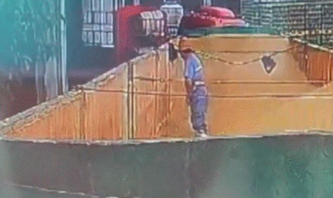 중국 핑두시 칭다오 맥주 3공장 내부에서 촬영된 것으로 알려진 영상. 직원으로 추정되는 남성이 원료 창고 안에서 소변을 보는 듯한 행위를 하고 있다. | 웨이보 캡처