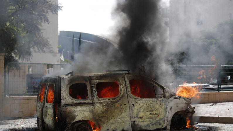 7일 가자지구에서 로켓이 발사된 후 이스라엘 도시 아스글론에서 불타는 차량. | EPA/연합뉴스