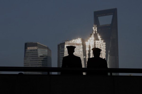 중국 상하이 와이탄에서 무장경찰이 경비를 서고 있다. 뒤편에 루자쭈이 금융지구가 보인다. | 로이터/연합뉴스