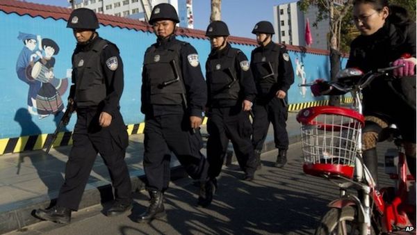 중국 윈난성 쿤밍시 쿤밍철도역사 인근 거리를 무장 경찰들이 순찰하고 있다. | AP/연합뉴스