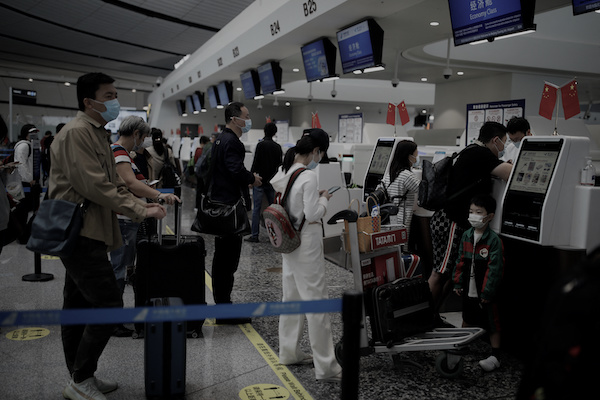 2020년 9월 25일 중국 베이징에서 신종 코로나바이러스 감염증(코로나19) 확산되는 가운데, 마스크를 쓴 승객들이 베이징 다싱 국제공항에서 항공기 탑승수속을 위해 줄을 서고 있다. | 로이터/연합뉴스