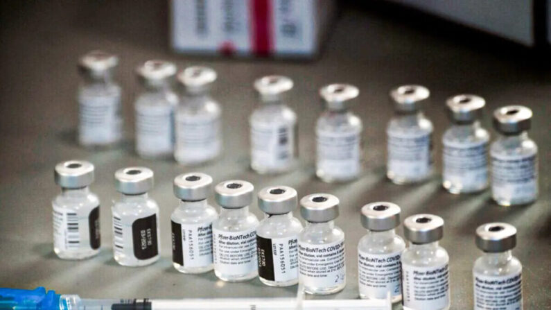 미국 네바다주의 한 백신 접종소에서 화이자-바이오엔텍의 코로나19 백신 접종을 준비하고 있다. 2020.12.17 | Patrick T. Fallon/AFP via Getty Images/연합뉴스