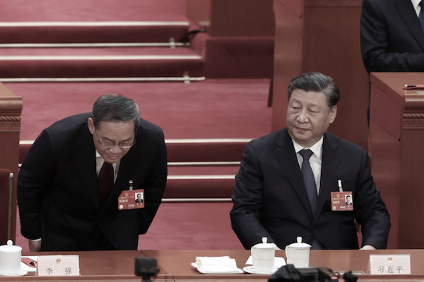 리창 중국 총리(왼쪽)가 2023년 3월 11일 중국 베이징에서 열린 전국인민대표대회 제4차 본회의 개회식에서 대표단에게 인사하고 있다. 옆에서 시진핑 중국 공산당 총서기가 지켜보고 있다. | Lintao Zhang/Getty Images