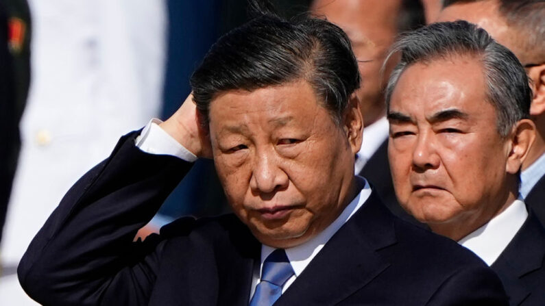 2023년 9월 30일 시진핑 중국 공산당 총서기가 중국 베이징 톈안먼 광장에서 '열사기념일' 행사를 지켜보고 있다. 오른쪽 뒤편으로 왕이 중국 외교부장의 모습이 보인다. | Ken Ishii-Pool/Getty Images