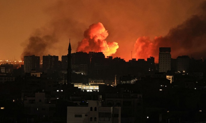 지난 12일(현지시각) 이스라엘이 가자지구를 공습해 중심 도시 가자시티에서 화염이 솟구치고 있다. | AFP/연합뉴스