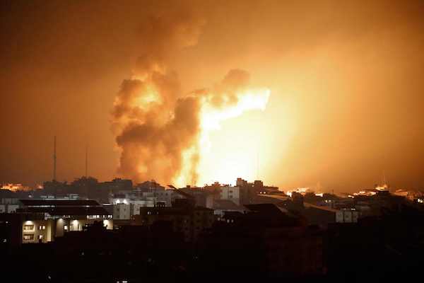 가자 지구에서 솟구치는 불꽃과 연기. 8일(현지시간) 팔레스타인 무장정파 하마스의 기습 공격에 대응한 이스라엘 공군의 폭격으로 가자지구에서 불꽃과 연기가 솟구치고 있다. 2023.10.8 | 
가자지구=AFP/연합뉴스 