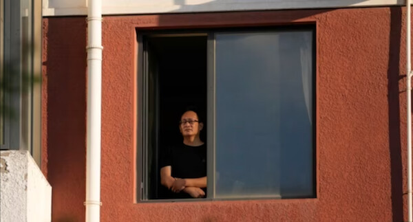 중국 인권변호사 왕췐장씨가 베이징 북부 창핑 교외지역의 임대아파트에서 밖을 내다보고 있다. 2023.6.30 | AP/연합뉴스