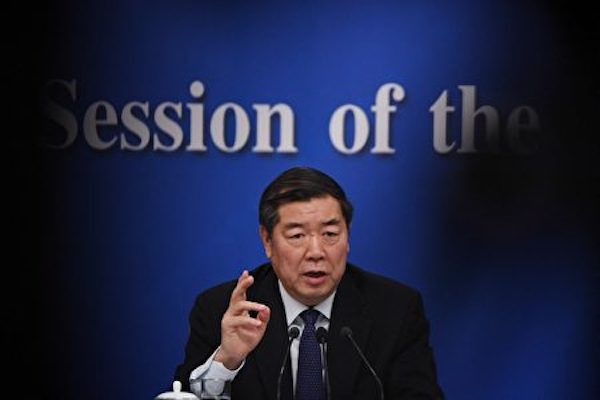 2019년 3월 6일 중국 베이징에서 열린 전국인민대표대회 기자회견에서 허리펑 국가발전개혁위원회 주임이 연설하고 있다. | GREG BAKER/AFP/연합뉴스