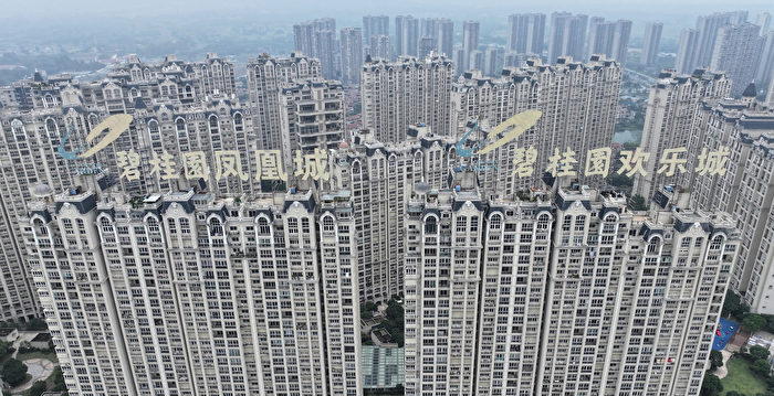 중국 장쑤성 전장(镇江)시의 아파트단지. 비구이위안이 건설했다. 아파트 옥상 위에 비구이위안 로고와 이름이 들어간 대형 간판이 보인다. 2023.10.10 | STR / AFP/연합뉴스
