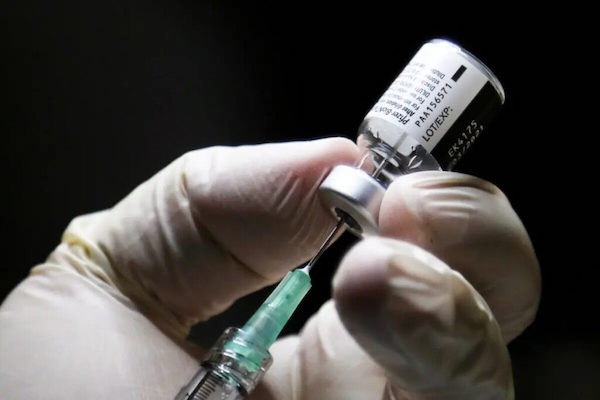 캐나다 토론토의 한 병원에서 의료진이 신종 코로나바이러스 백신 접종을 준비하고 있다. 2020.12.14 | Carlos Osorio/POOL/AFP via Getty Images/연합뉴스