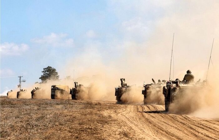 지난 13일(현지 시간) 이스라엘군 탱크가 가자지구 국경을 따라 배치되고 있다.｜Jack Guez/AFP via Getty Images/연합뉴스