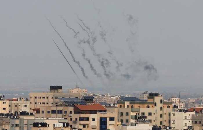 지난 8일(현지 시간) 가자지구에서 이스라엘을 향해 로켓을 발사하고 있다.｜Mohammed Salem/Reuters/연합뉴스