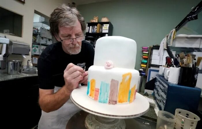 제빵사 잭 필립스가 미국 콜로라도주에 있는 자신의 가게에서 케이크를 만들고 있다.｜Rick Wilking/Reuters/연합뉴스