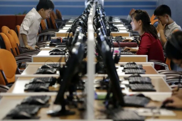북한 평양의 과학기술전당에서 컴퓨터를 사용하는 시민들 | AP/연합뉴스