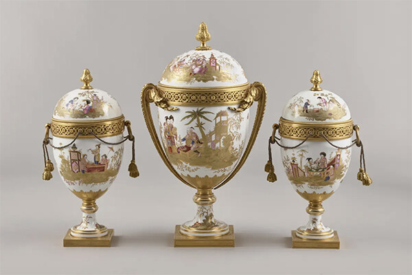 ‘세 개의 뚜껑이 달린 꽃병’(1775~1776), 세브르 국립 도자기 제작소. 베르사유 궁전, 트리아농 궁전 국립박물관 | JP 게티 박물관