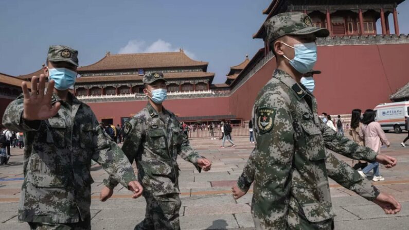 2020년 10월 1일, 중국 베이징 자금성 인근에서 촬영된 인민해방군 소속 군인들의 모습 | Nicholas Asfouri/AFP via Getty Images