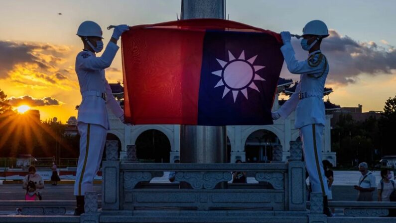 2022년 8월 9일, 대만 타이베이의 자유광장에서 국기 하강식이 거행되고 있다. | Annabelle Chih/Getty Images