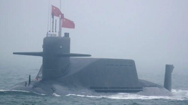 2019년 4월 23일, 중국 산둥성 칭다오 인근 해상에서 중국 인민해방군 해군의 신형 핵잠수함인 094형 잠수함이 해상 퍼레이드에 참가하고 있다. | Mark Schiefelbein/Pool/AFP via Getty Images