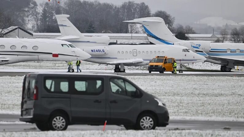 2023년 1월 18일, 스위스 취리히의 두벤도르프 공군기지에 제트기들이 주차되어 있다. | Sebastien Bozon/AFP via Getty Images