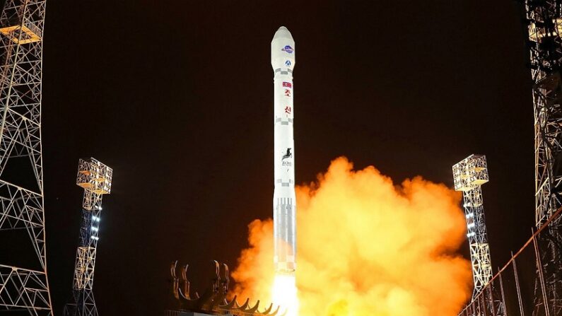 북한이 지난 22일 군사 정찰위성 '만리경-1호'의 발사가 성공적으로 이뤄졌다고 밝혔다. 전날 밤 '만리경-1호'를 탑재한 '천리마-1형'의 발사 장면. | 연합뉴스