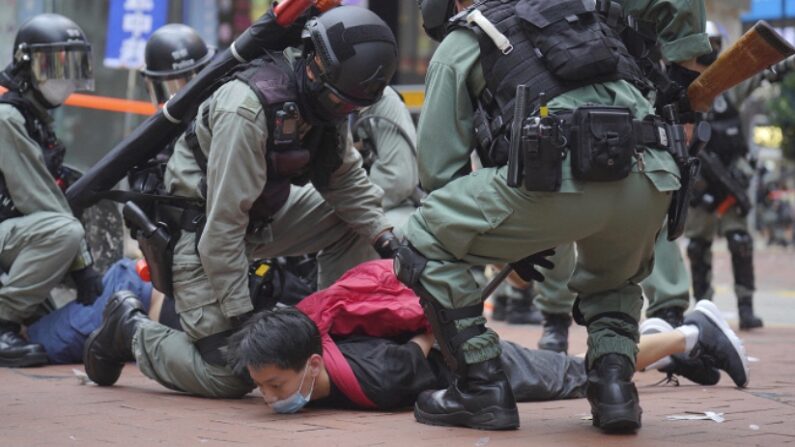 2020년 5월 24일, 홍콩 코즈웨이베이에서 중국의 '홍콩 국가보안법' 제정에 반대하는 시위 참가자가 경찰에 체포되고 있다. | 연합뉴스
