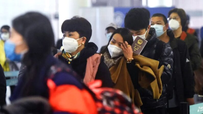 2023년 1월 8일, 중국 저장성의 항저우 샤오산 국제공항에 도착한 승객들이 세관을 통과하기 위해 줄을 서고 있다. | STR/AFP via Getty Images
