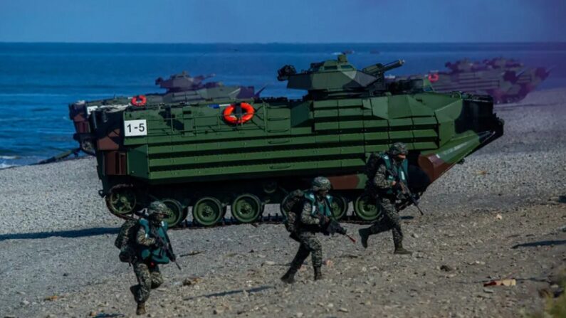 2022년 7월 28일, 중국 인민해방군의 대만 침공 상황을 가정한 한광 군사훈련이 진행되는 가운데 대만군이 상륙돌격장갑차에서 내리고 있다. | Annabelle Chih/Getty Images