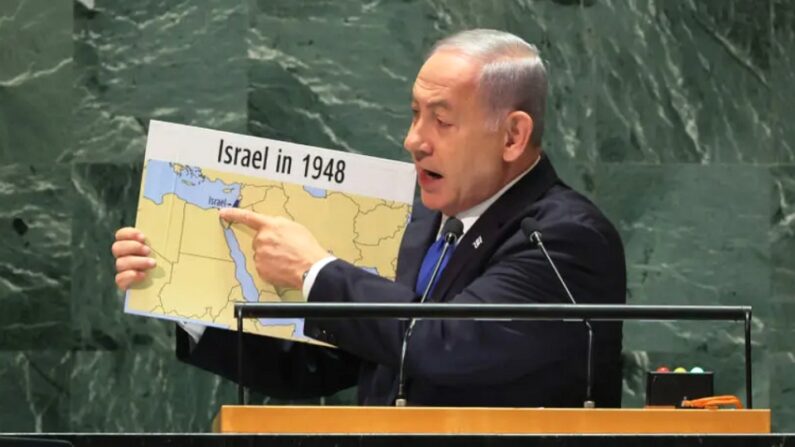 2023년 9월 22일, 베냐민 네타냐후 이스라엘 총리가 미국 뉴욕 유엔 본부에서 열린 유엔총회(UNGA)에서 연설하며 지도를 가리키고 있다. | Michael M. Santiago/Getty Images