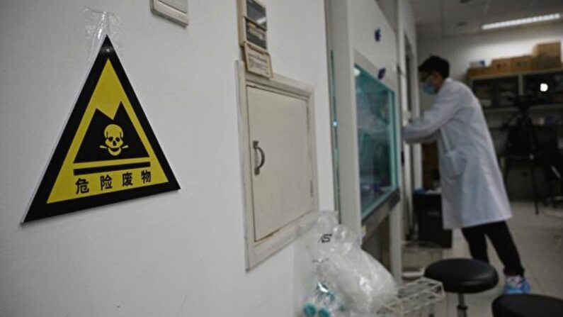 기사와 직접 관련 없는 자료 사진. 중국 칭화대의 한 연구실에서 연구자가 실험실에 들어가고 있다. | 연합뉴스