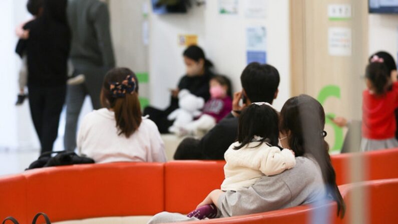 기사와 직접 관련 없는 자료 사진. 한 병원 대기실에서 부모와 아이들이 진료를 기다리고 있다. | 연합뉴스