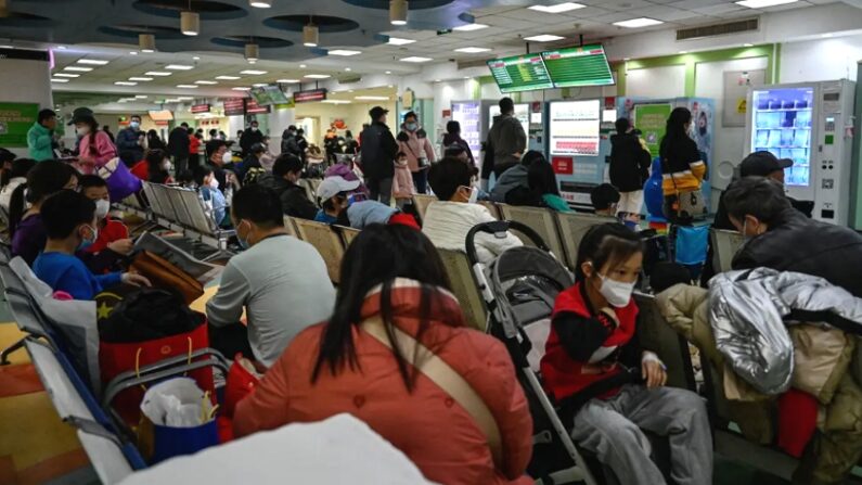 2023년 11월 23일, 중국 베이징의 한 병원 소아과 대기실에서 부모와 어린이들이 진료를 기다리고 있다. | Jade Gao/AFP via Getty Images
