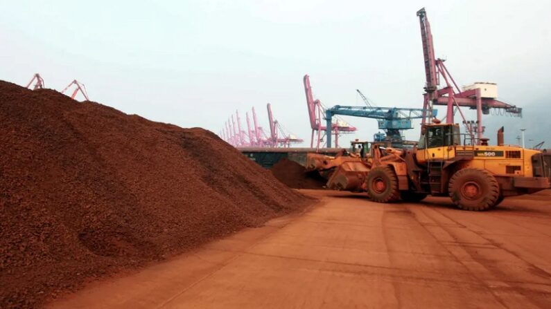 2010년 9월 5일, 중국 장쑤성 롄윈강의 한 항구에서 희토류 광물이 들어 있는 흙을 옮기는 모습 | STR/AFP via Getty Images