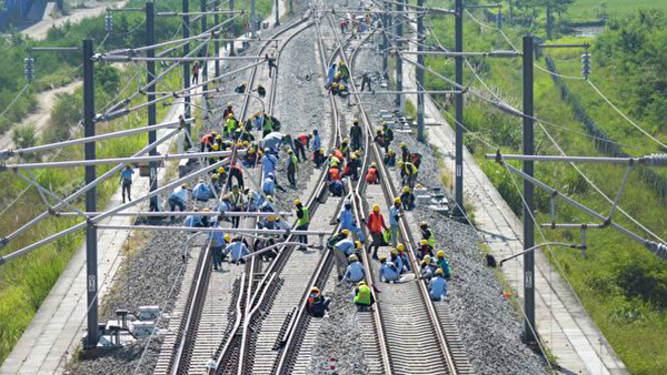 2023년 5월 15일 인도네시아 서부 자바 반둥, 수도 자카르타와 반둥을 잇는 중국 당국의 일대일로 프로젝트인 인도네시아 고속철도(자바 고속철도)에서 작업자들이 전자 시스템을 점검하고 있다. |  Timur Matahari/AFP via Getty Images=연합