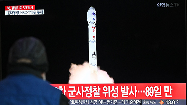 국제 사회의 비난에도 북한은 지난 22일 두 차례 실패 끝에 군사정찰위성을 궤도에 올리는데 성공했다고 밝혔다. | JUNG YEON-JE/AFP via Getty Images=연합