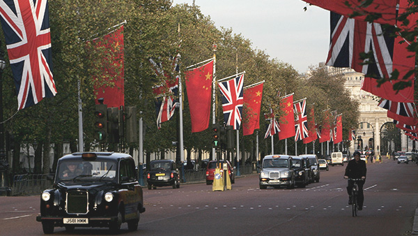 2005년 11월 7일 영국 런던 거리에 걸린 중국과 영국 국기. | Daniel Berehulak/Getty Images